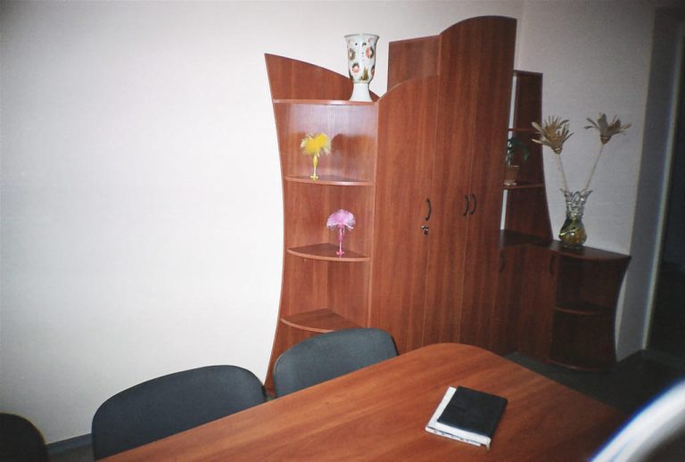 Офисный стол Яблоня и шкаф