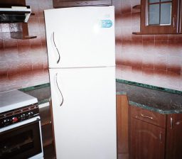 Кухня с холодильником в углу от Green мебель