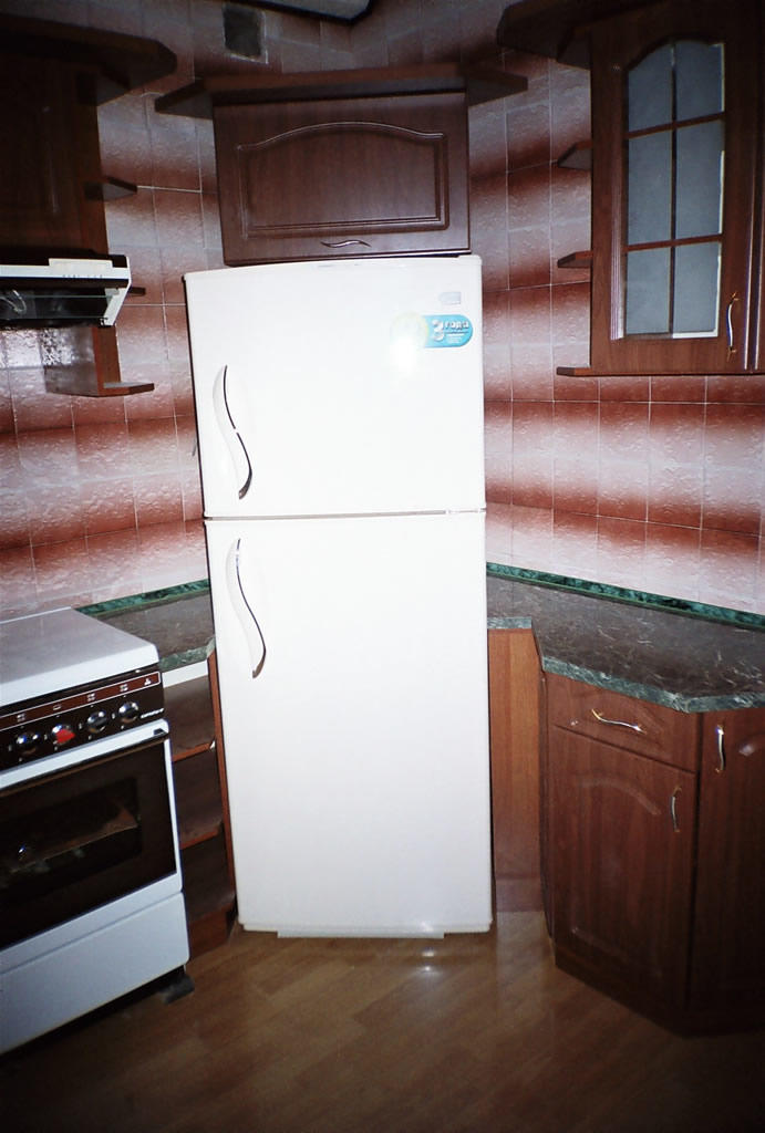 Кухня с холодильником в углу