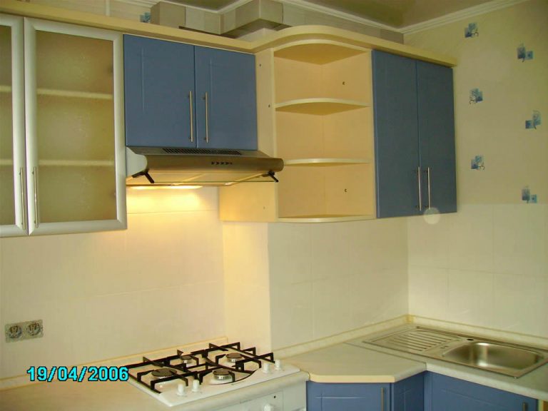 Кухня Бежевая и синий цвет