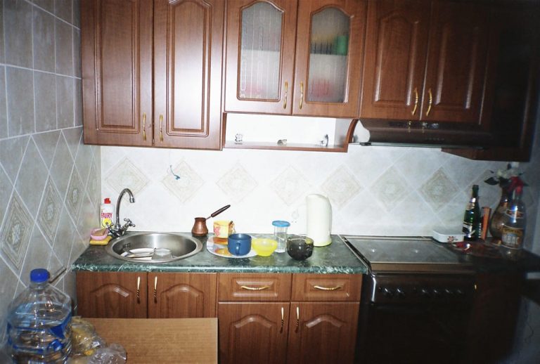 Кухня Горіх з зеленим мармуром