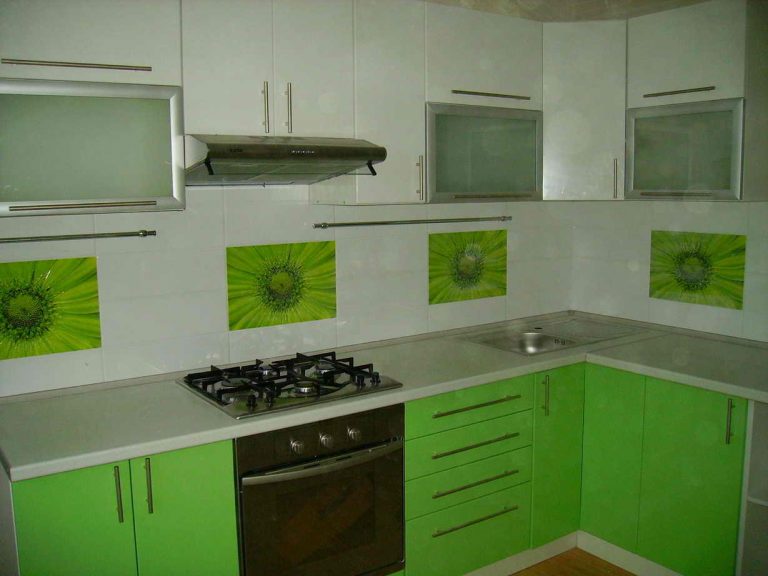 Кухня Белая с зеленым