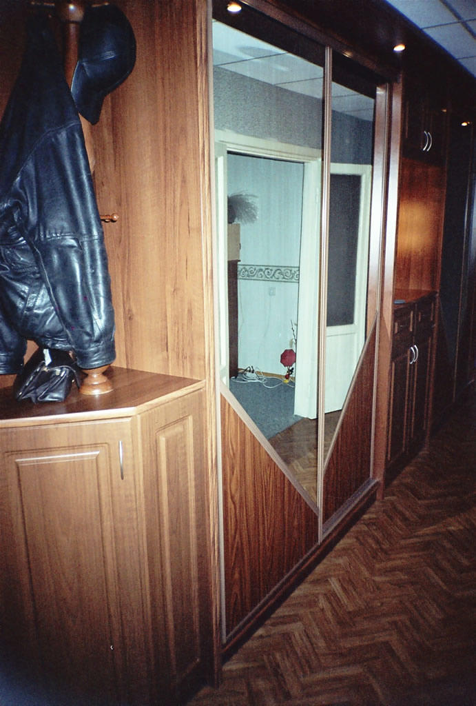 Шкаф-купе Орех в коридоре