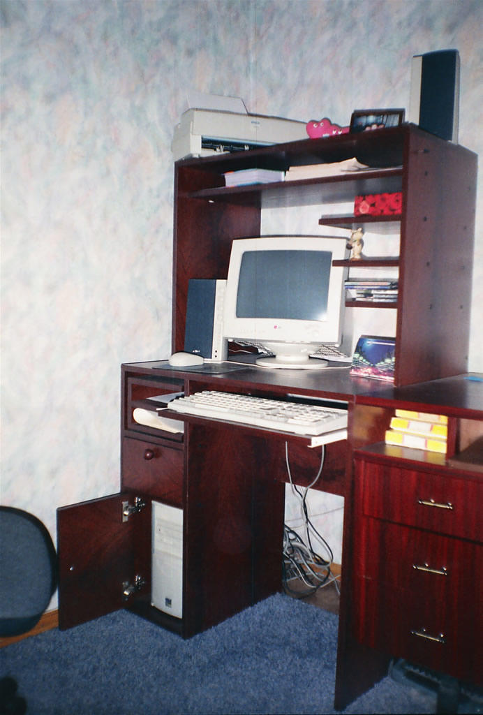 Комп'ютерний стіл Махонь