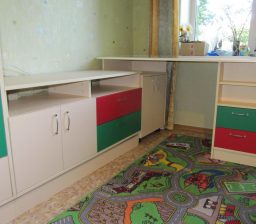 Разноцветные столы в детской от Green мебель