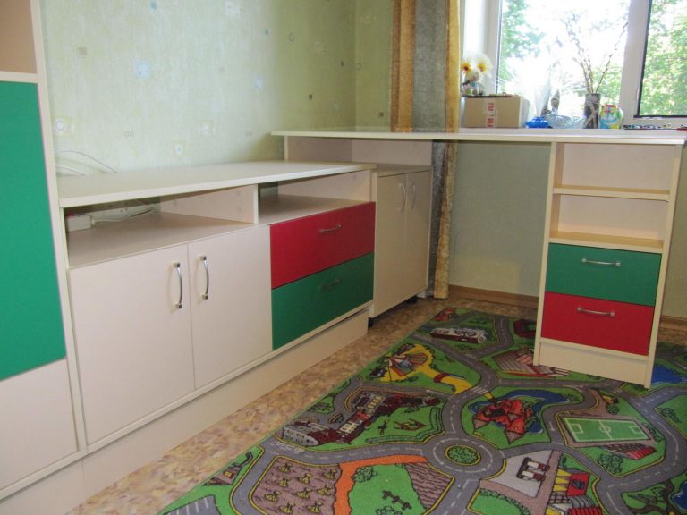 Різнобарвні столи в дитячій