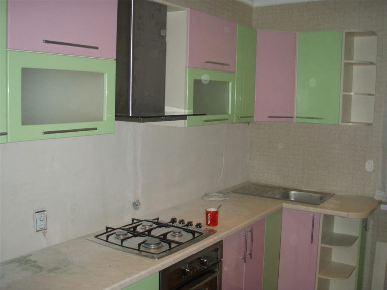 Кухня Зеленый с розовым