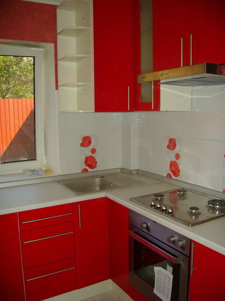 Кухня Белая с красным
