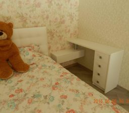 Стіл-тумба в спальні біля ліжка от Green мебель