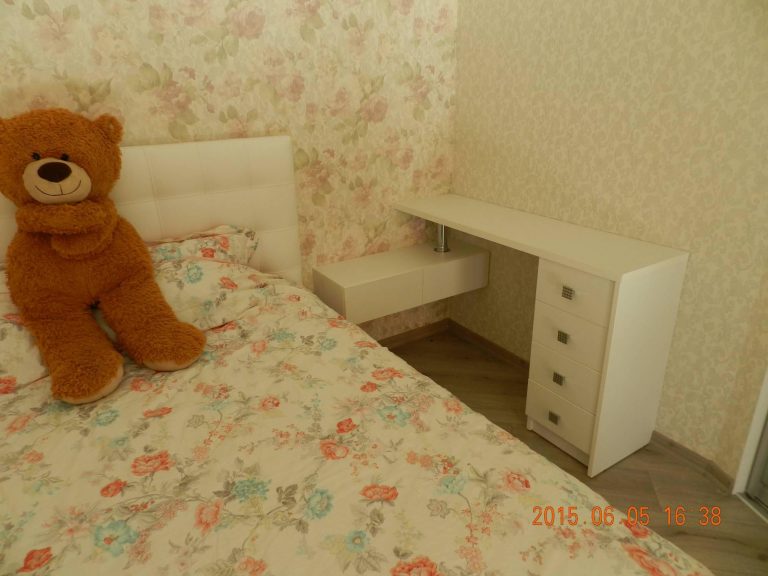 Стіл-тумба в спальні біля ліжка