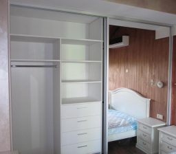 Встроенный белый шкаф-купе в спальне от Green мебель