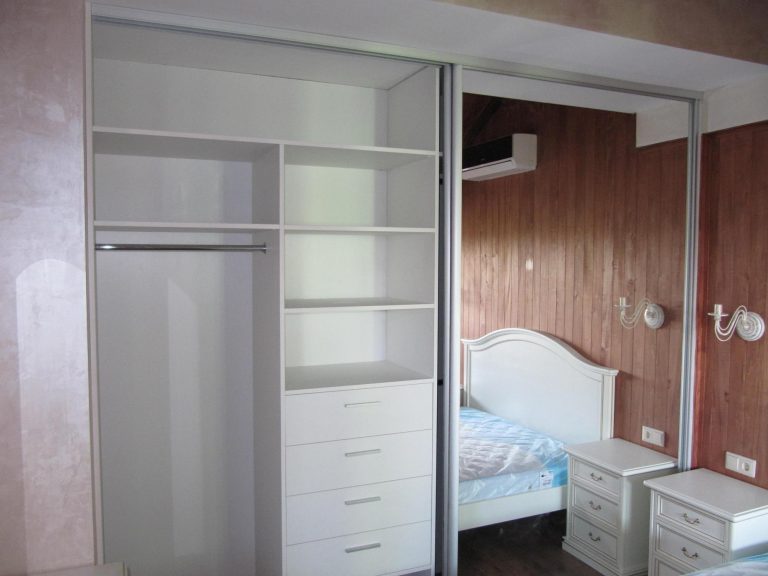 Вбудована біла шафа-купе в спальні