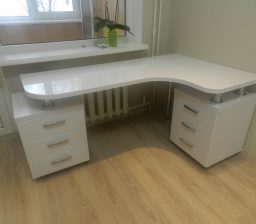 Білий Глянець стіл та шафа у дитячій от Green мебель