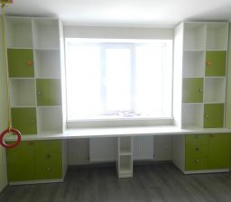 Стіл навкруги вікна 2 у дитячій от Green мебель