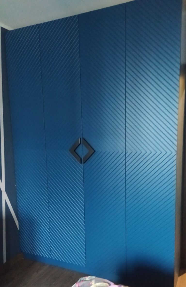 Синий шкаф в спальне