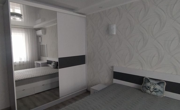 Біла глянсова спальня