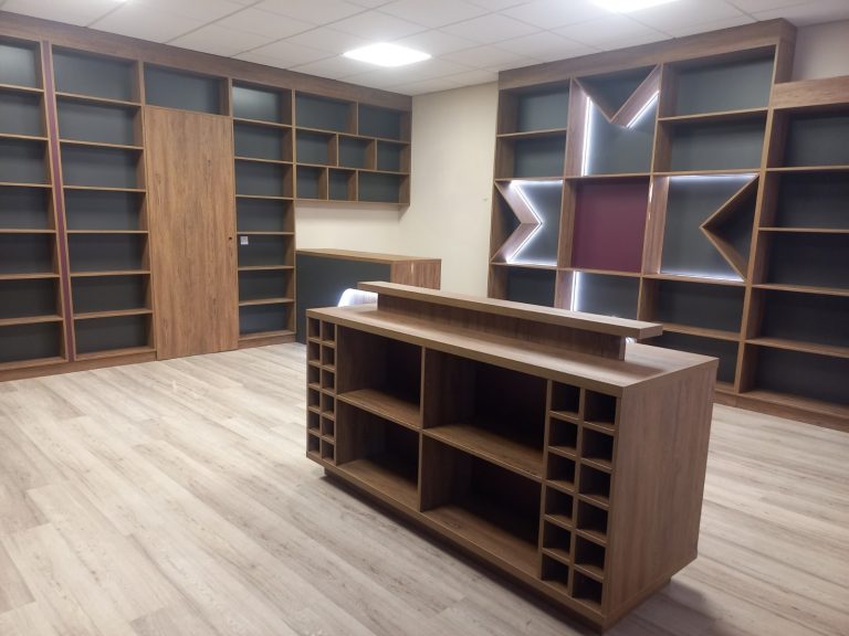 Меблі у винній крамниці