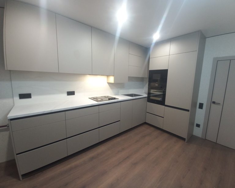 Сіра кутова кухня