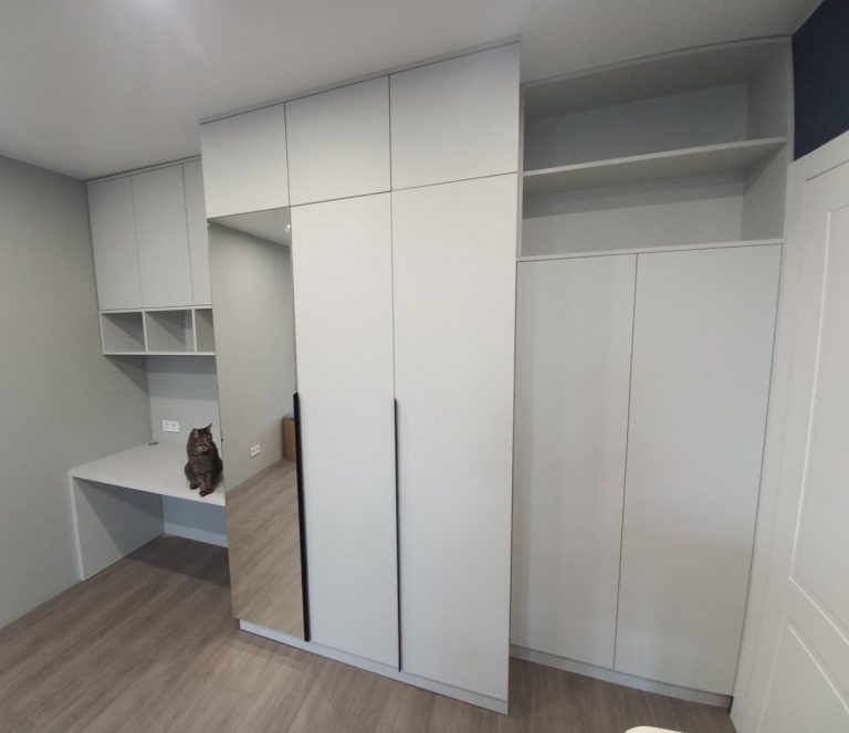 Стінка зі столом у спальні