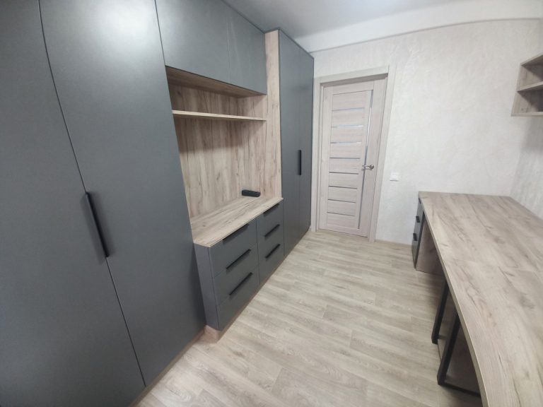 Стінка й стіл в кабінеті