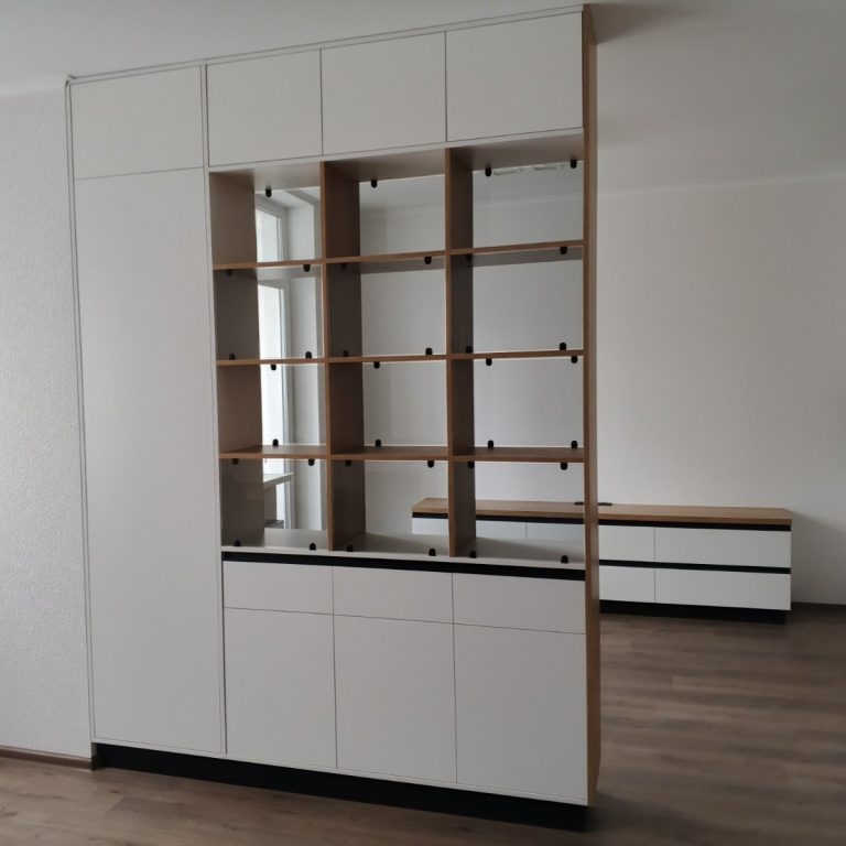 Стенка-перегородка и комод в студии от Green мебель